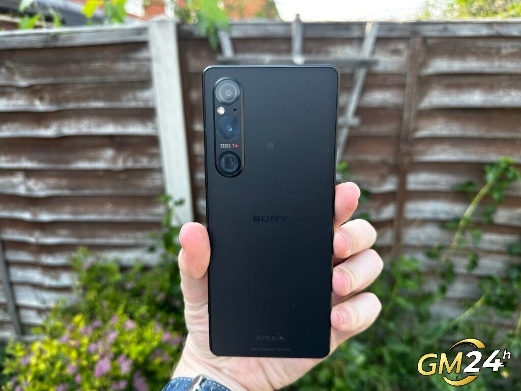 Sony Xperia 1 V ในมือแสดงการตั้งค่ากล้องด้านหลัง