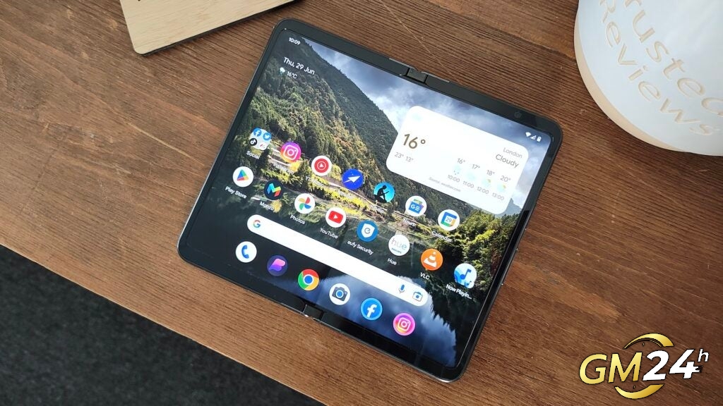 Google Pixel Fold กางออกบนโต๊ะ