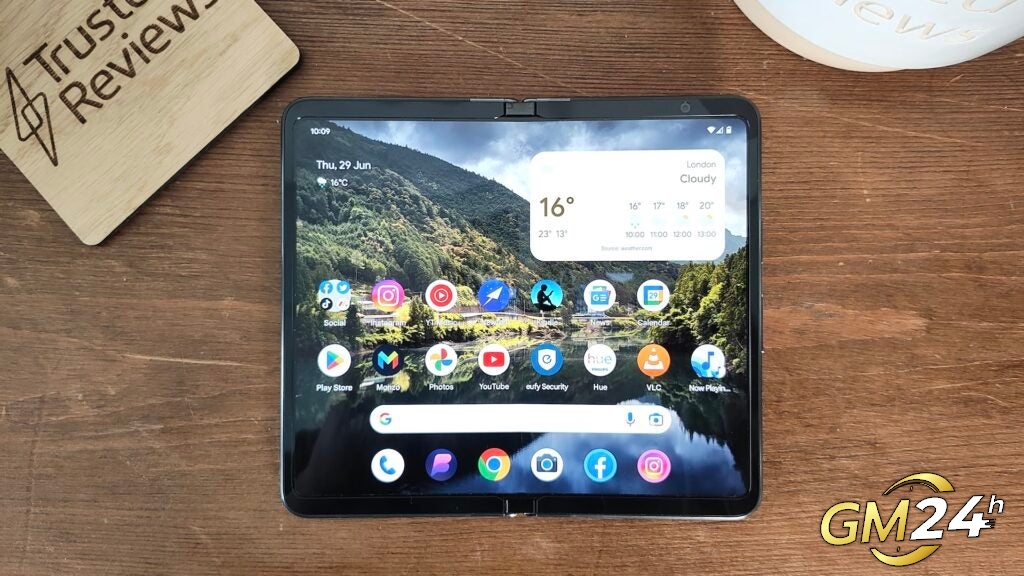 Google Pixel Fold กางออกบนโต๊ะ