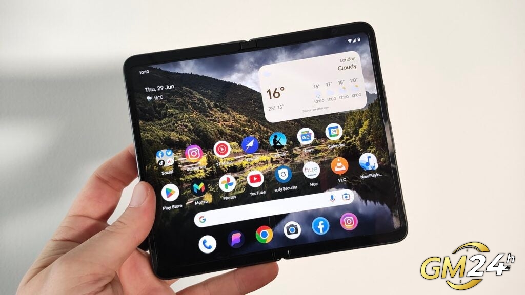 Google Pixel Fold กางออกในมือ