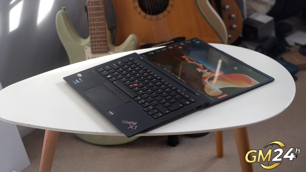 บานพับ 180 องศาของ Lenovo ThinkPad X1 Carbon Gen 10