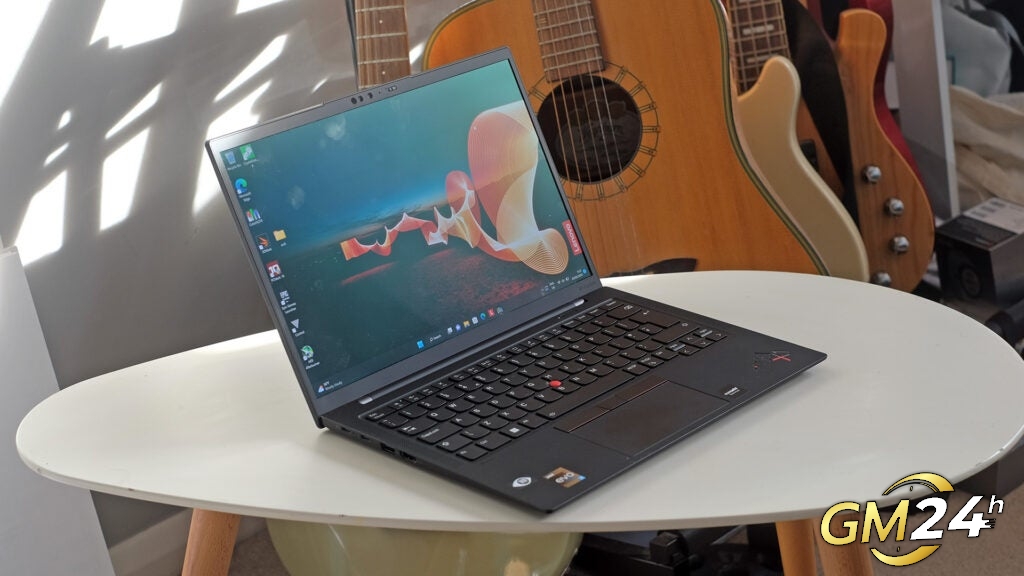 Lenovo ThinkPad X1 Carbon Gen 10 บนโต๊ะทำงาน
