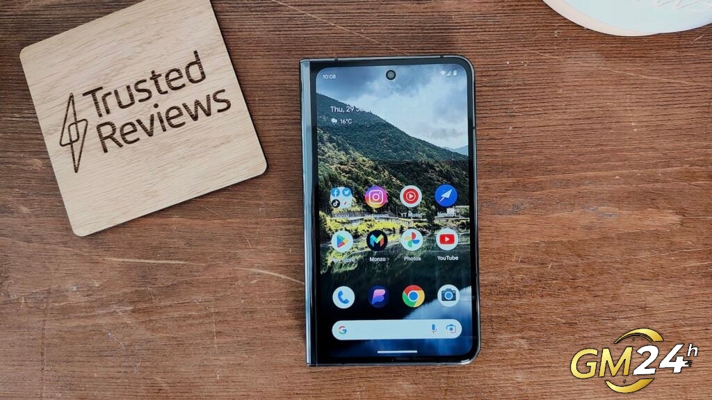 Google Pixel Fold พับอยู่บนโต๊ะ