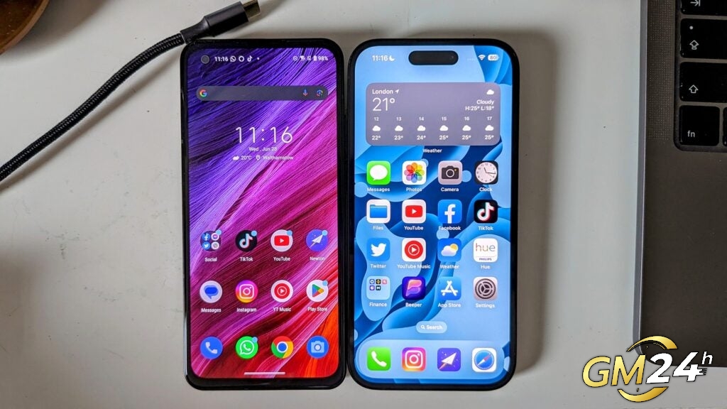 Asus ZenFone 10 และ iPhone 14 Pro เคียงข้างกัน