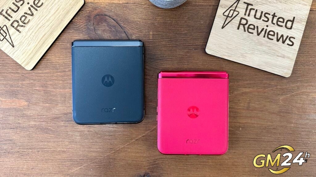 ด้านหลังของ Motorola Razr 40 Ultra สีดำและ viva magenta