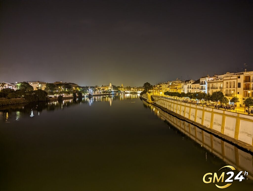 ภาพมุมกว้างพิเศษของ Google Pixel 7 ของแม่น้ำ Seville ในเวลากลางคืน
