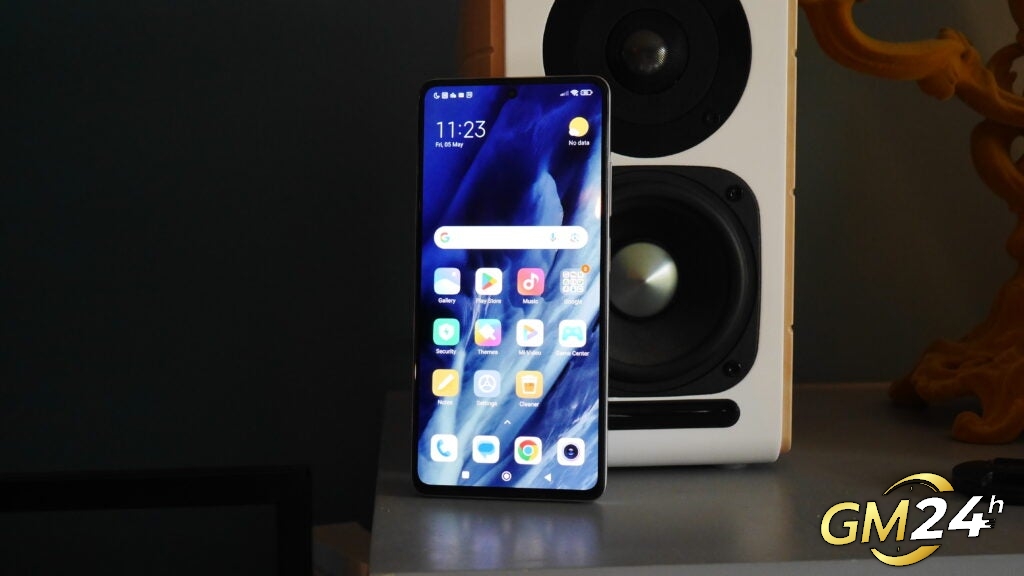 Xiaomi Redmi Note 12 Pro Plus พิงกับลำโพง