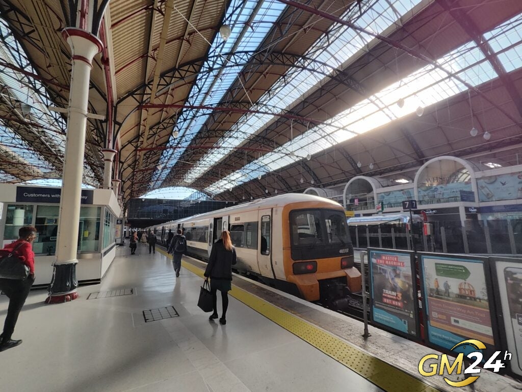 ภาพถ่ายสถานีรถไฟที่ถ่ายด้วย Motorola ThinkPhone