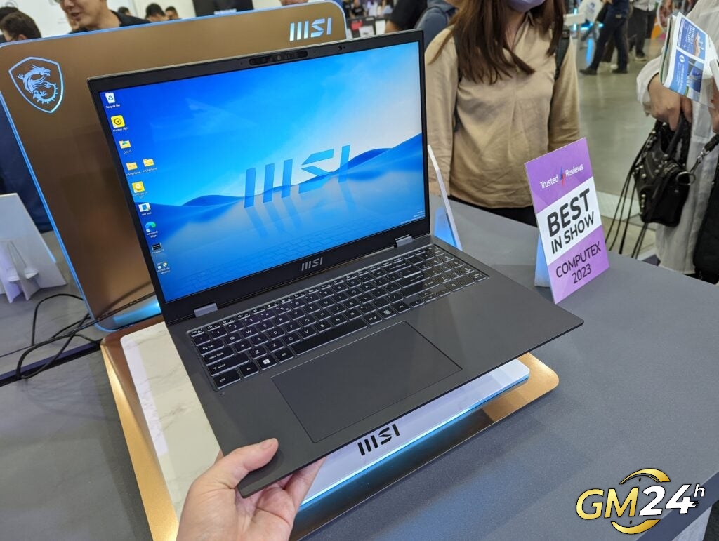 ถือ MSI Prestige 16 (2023) ด้วยมือเดียว