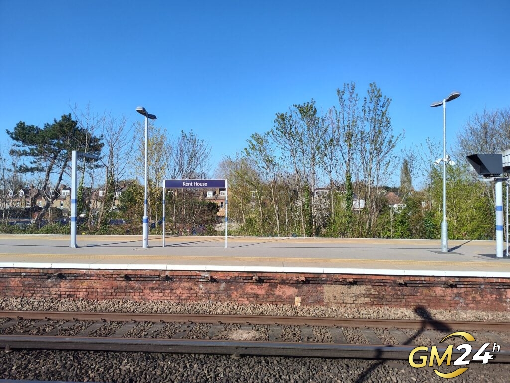 ภาพถ่ายสถานีรถไฟที่ถ่ายด้วย Motorola ThinkPhone