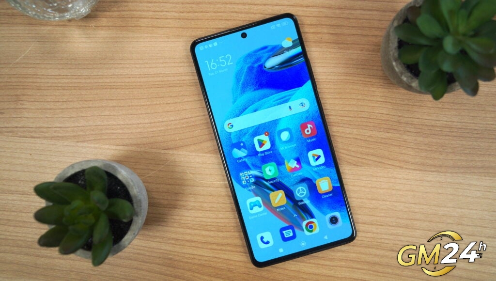 Xiaomi Redmi Note 12 Pro 5G บนโต๊ะ