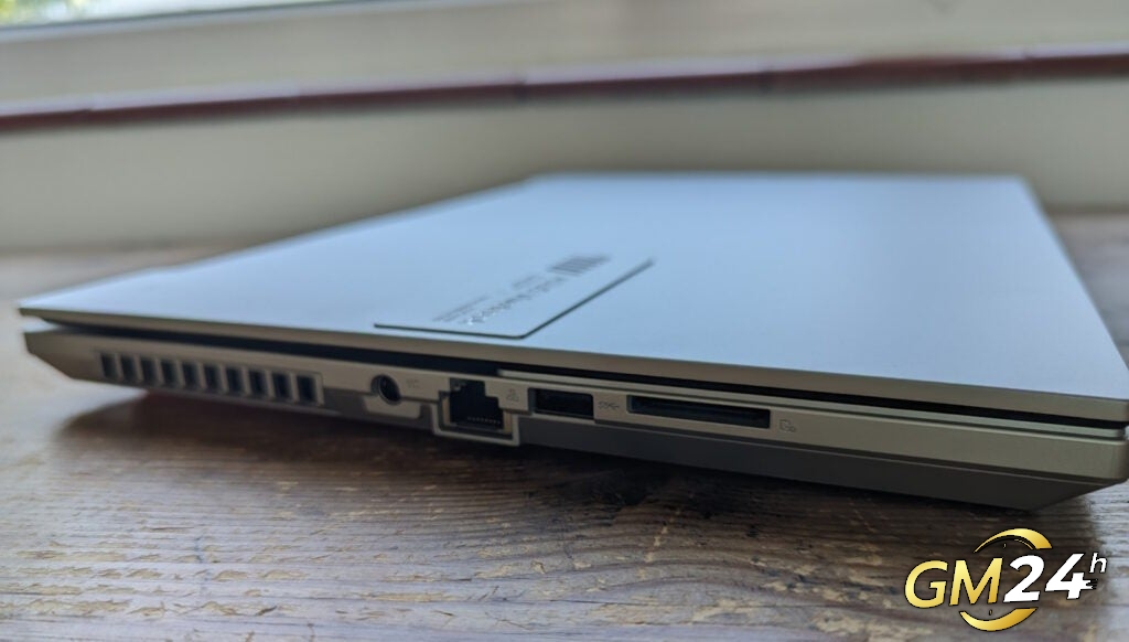 ภาพถ่ายด้านขวาของ Asus Vivobook Pro 16X แสดงพอร์ตต่างๆ