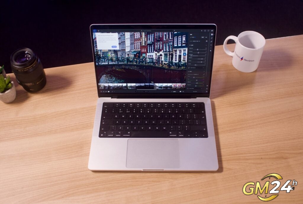 ภาพด้านหน้าของ macbook pro 14 การแก้ไขภาพ