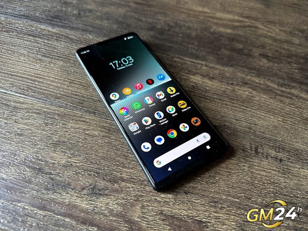 Sony Xperia 1 V บนโต๊ะ